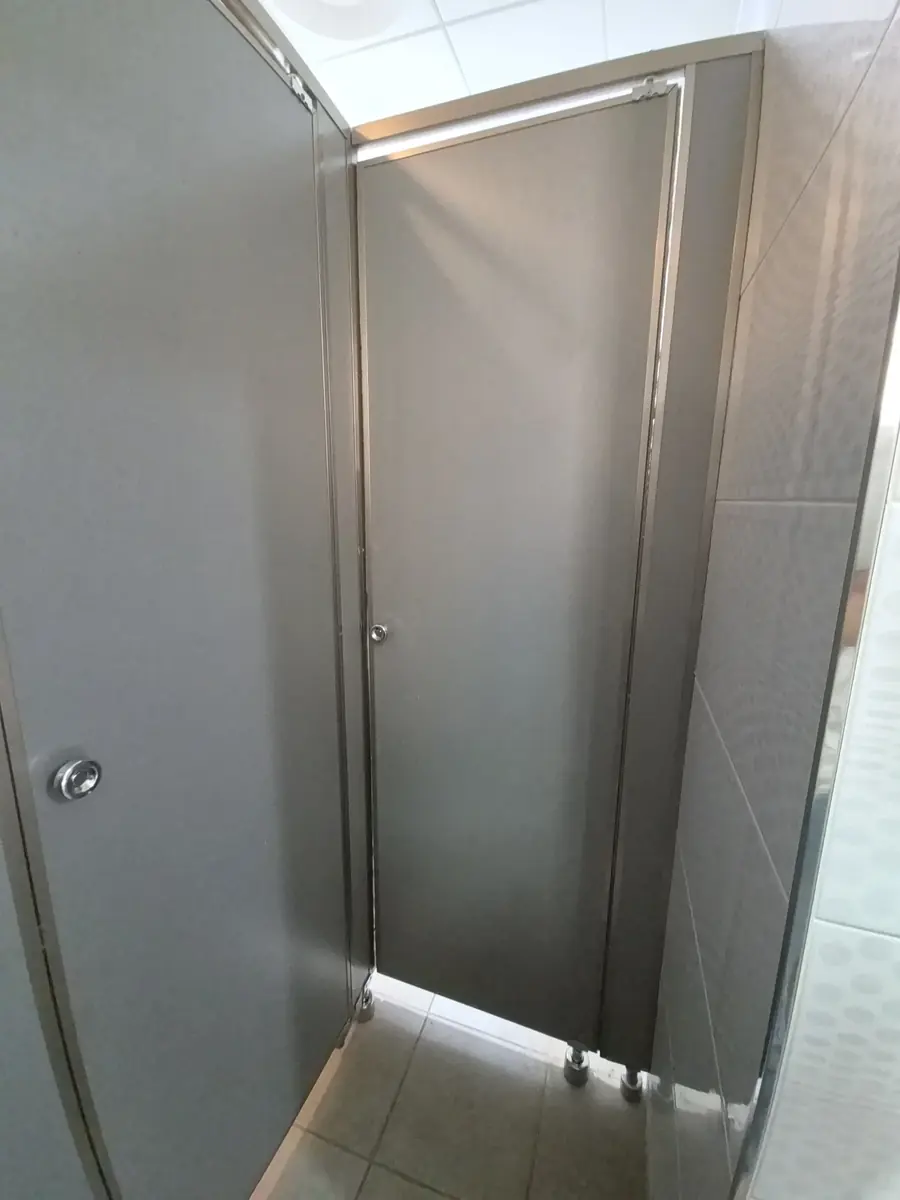 빌딩화장실큐비클 빌딩화장실 큐비클 떨어진 문짝 재시공 후 닫힌 모습