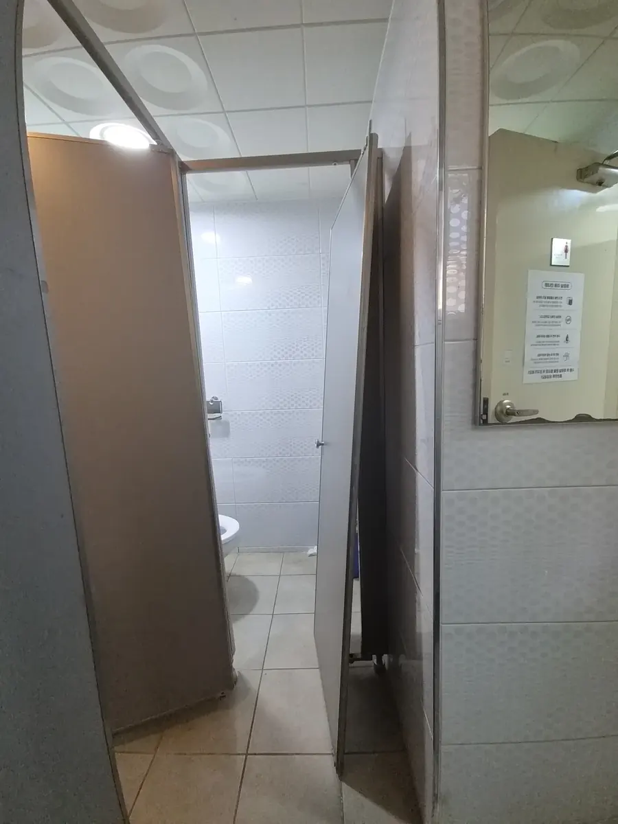 빌딩화장실큐비클 빌딩화장실 큐비클 떨어진 문짝이 기대어 있는 재시공 전 모습