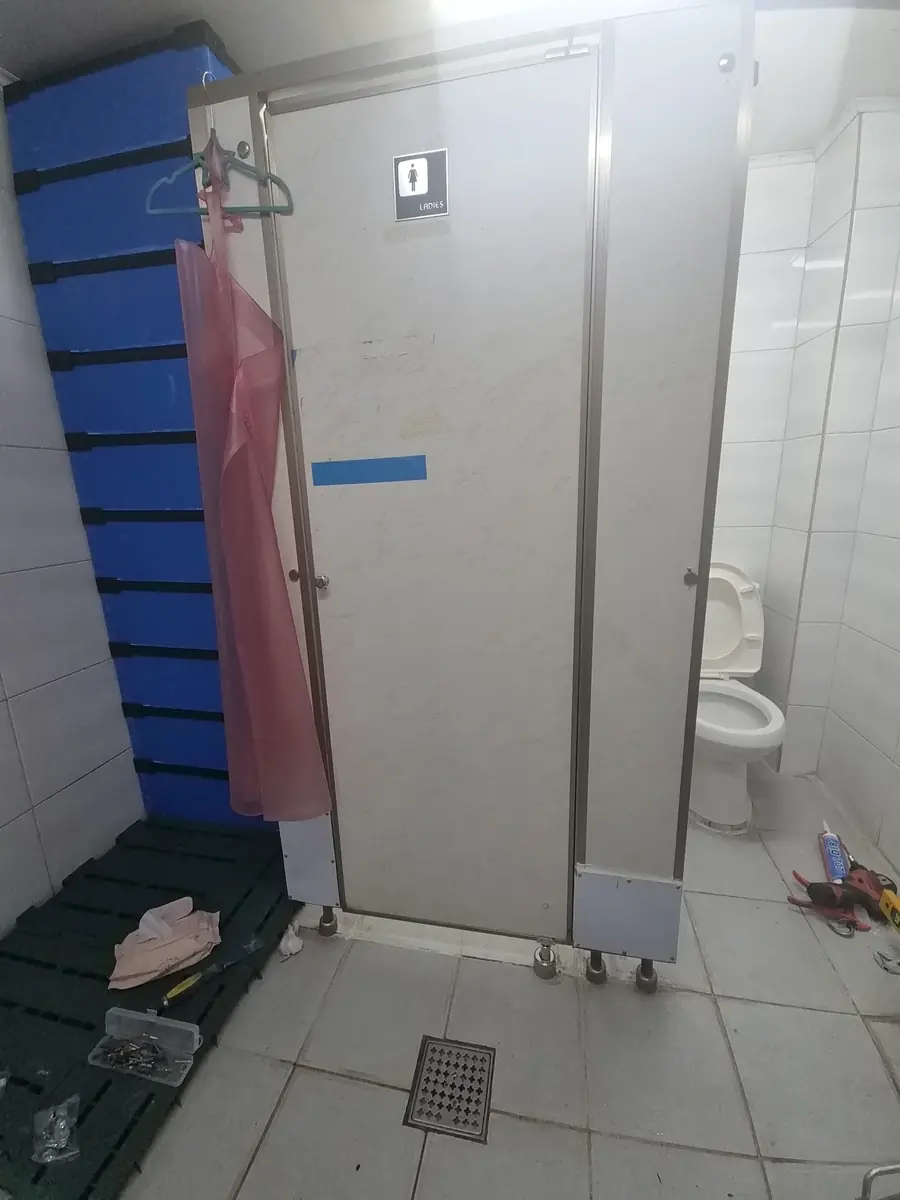 상가화장실큐비클 상가빌딩화장실 큐비클 문짝 수리 후 닫힌 모습