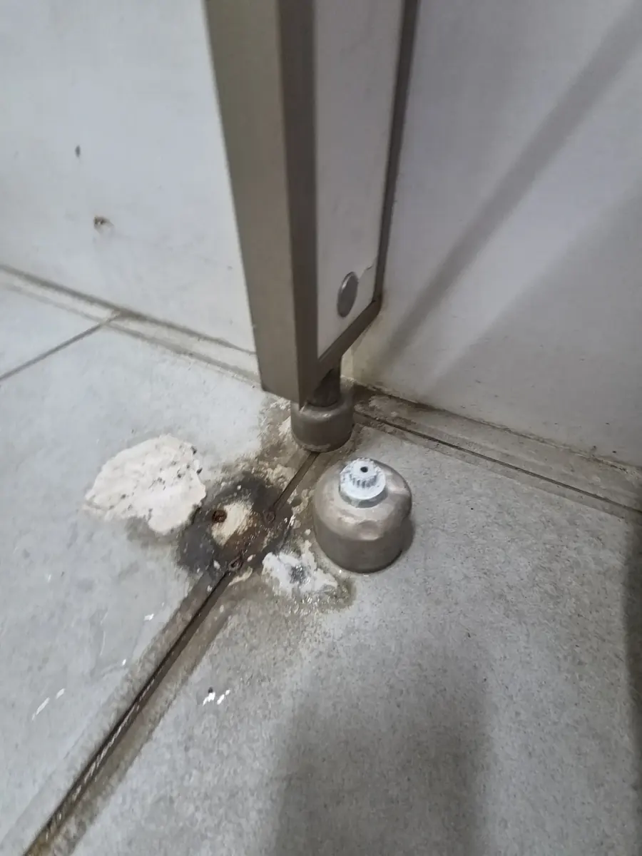 큐비클시공 상가빌딩화장실 큐비클 바닥 힌지 고정부가 손상된 수리 전 상태