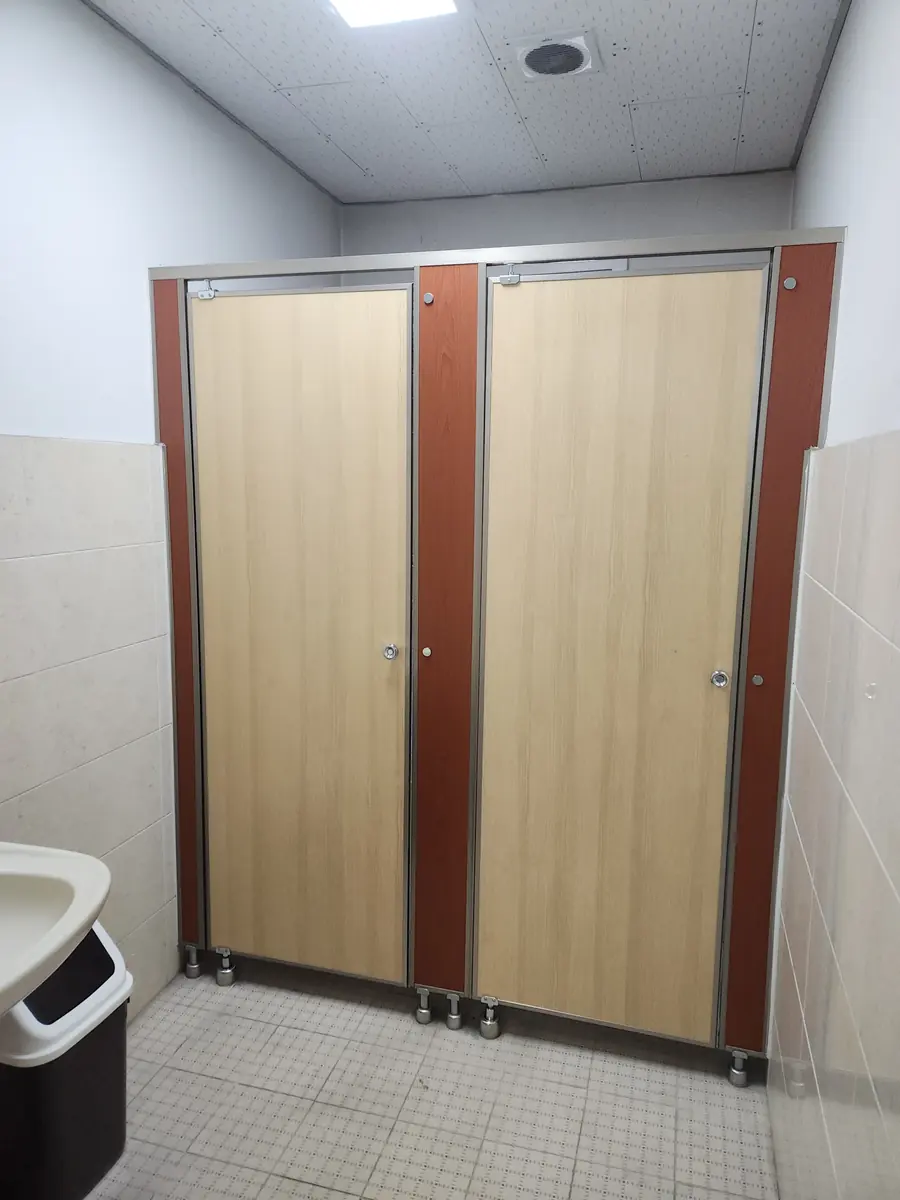 큐비클시공 상가화장실 우드 큐비클 문짝 교체 후 설치 완료 모습