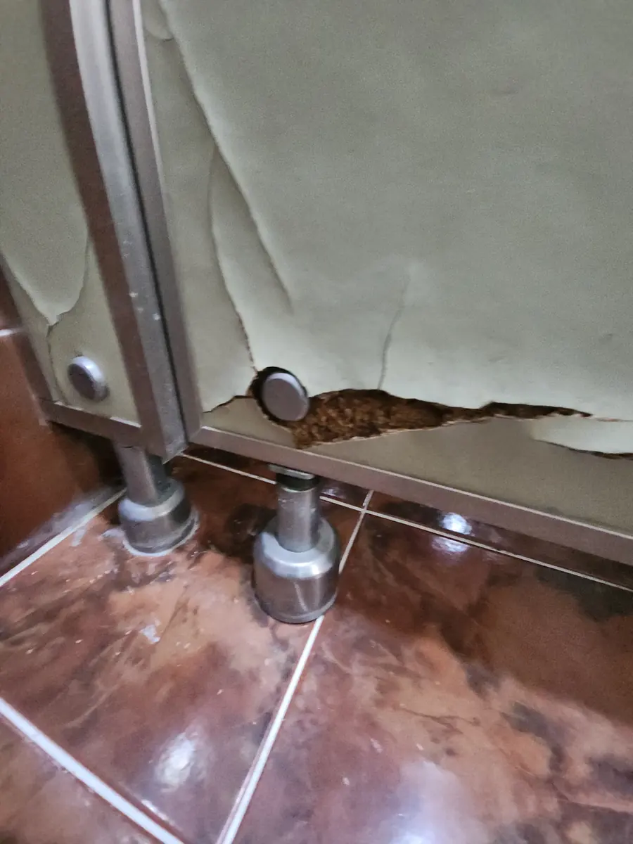화장실칸막이교체 상가화장실 큐비클 패널 하단이 깨진 교체 전 상태