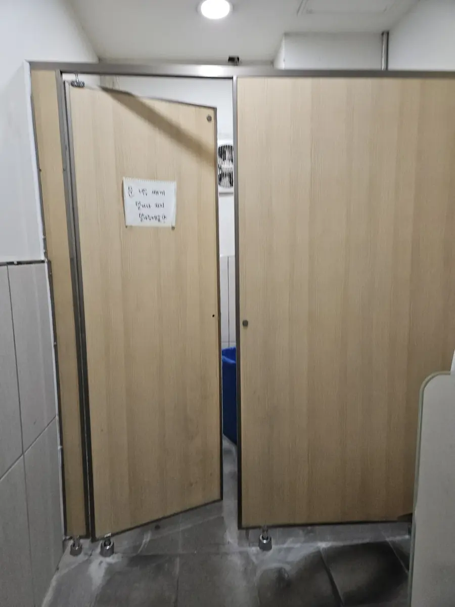 큐비클시공 상가화장실 큐비클 패널과 문을 교체한 후 전경