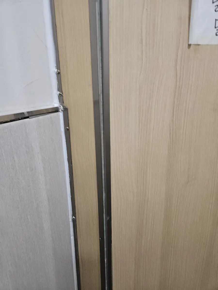 큐비클시공 상가화장실 큐비클 교체한 패널 이음부