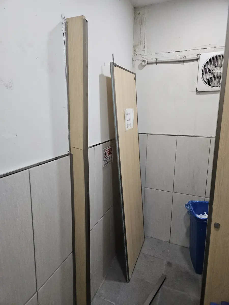화장실칸막이교체 상가화장실 큐비클 철거한 패널을 세워둔 시공 중 모습