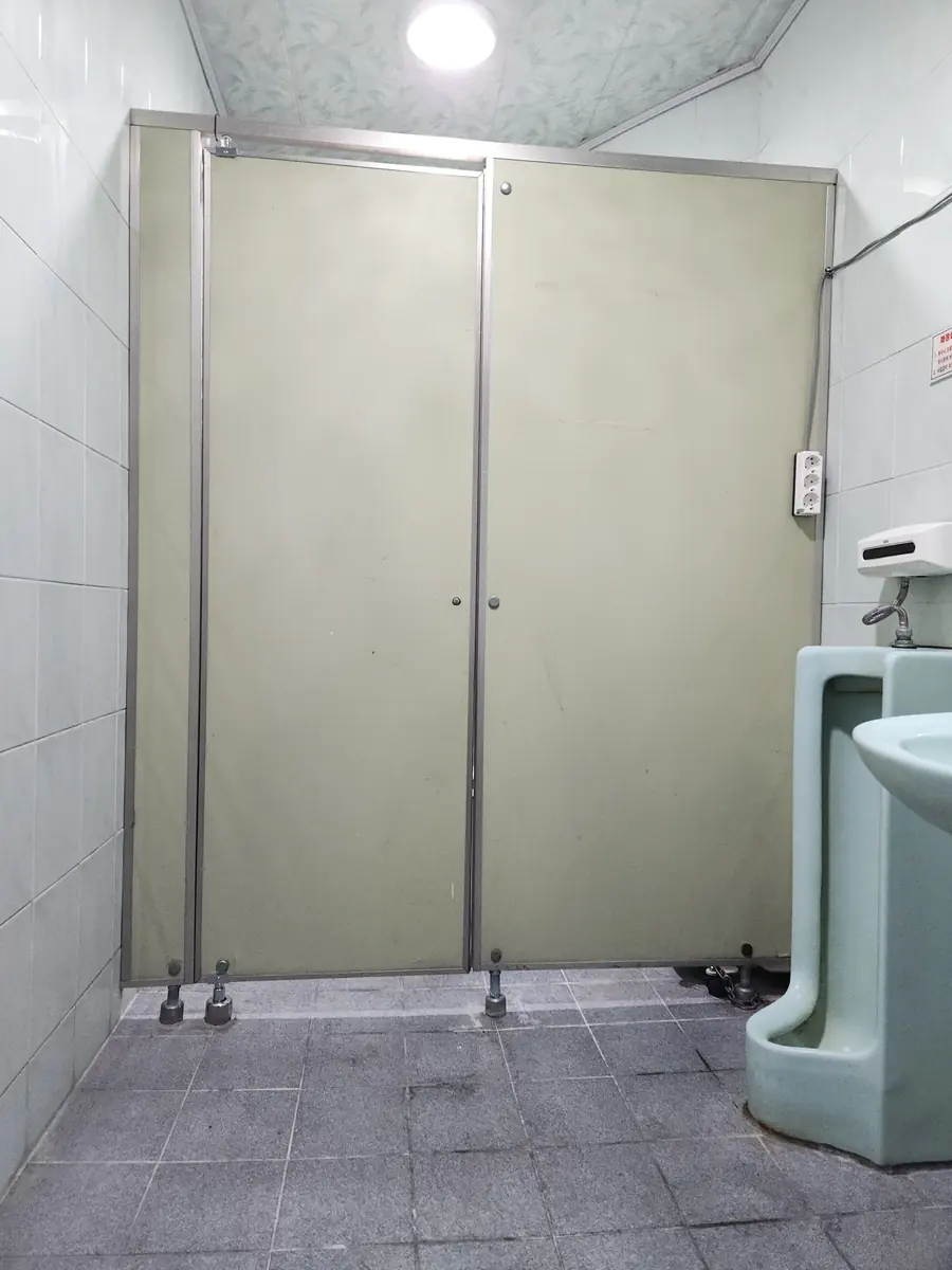 상가화장실큐비클 상가화장실 큐비클 문틀 보수 후 문이 닫힌 전경