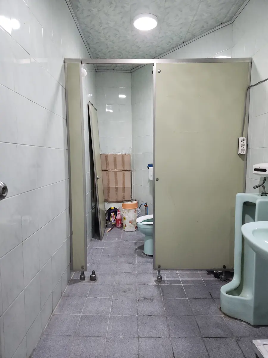큐비클시공 상가화장실 큐비클 문틀 보수 중 문이 열린 현장