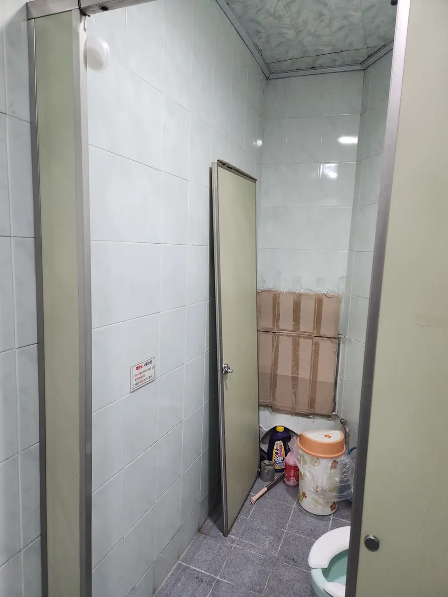 상가화장실큐비클 상가화장실 큐비클 문짝을 분리한 문틀 보수 전 현장